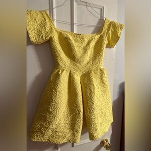 Barely worn adorable yellow dress. Size small